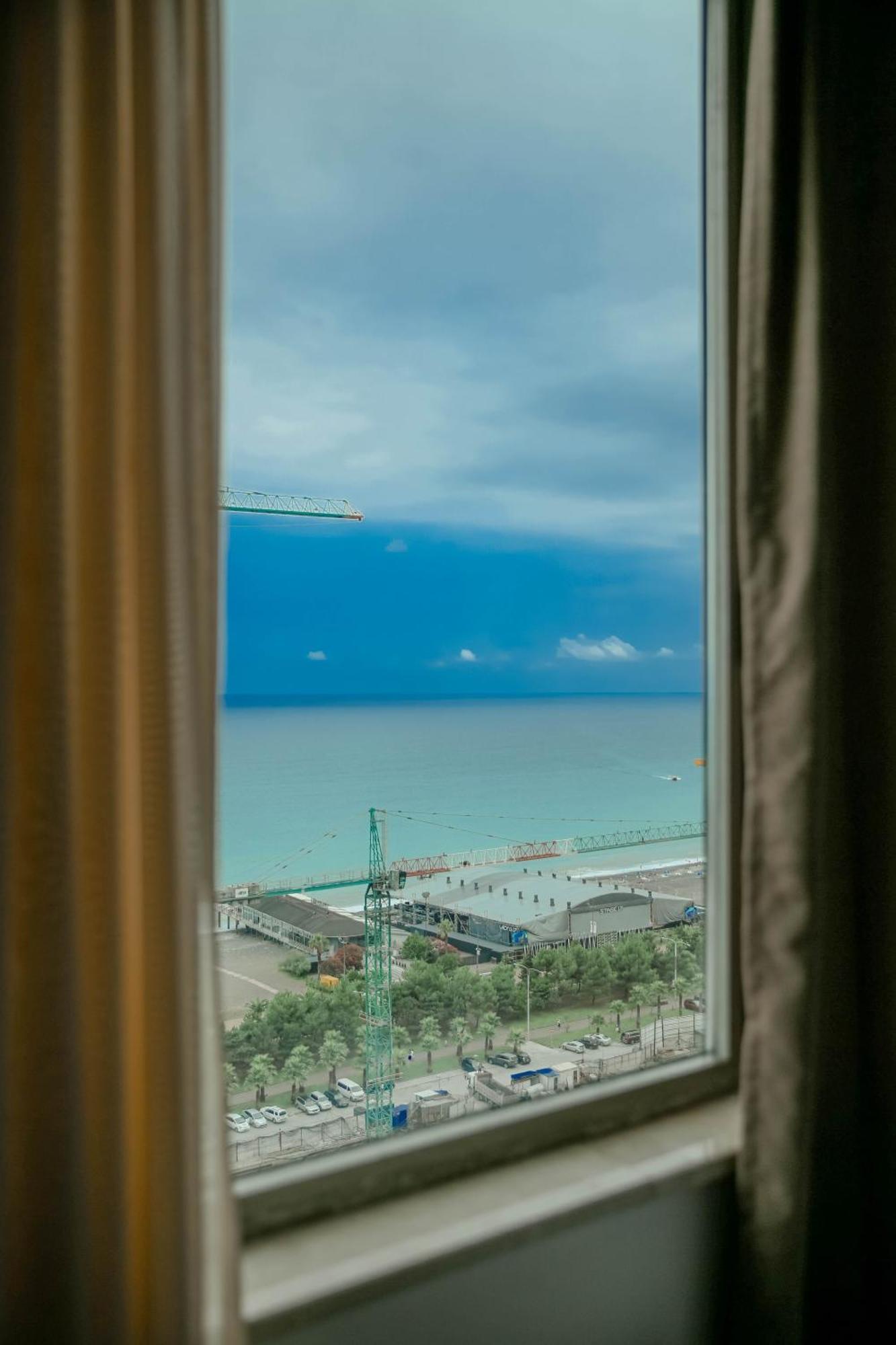 Royal Medis Hotel バトゥーミ エクステリア 写真
